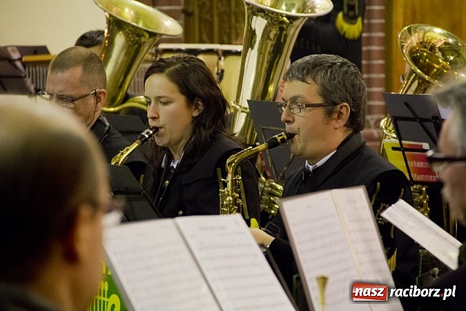 Zdjęcie w galerii na portalu naszraciborz.pl: W kościele na Starej Wsi kolędowali z górniczą orkiestrą dętą z Gliwic wiadomości z regionu