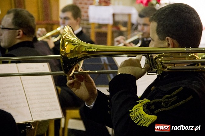 Zdjęcie w galerii na portalu naszraciborz.pl: W kościele na Starej Wsi kolędowali z górniczą orkiestrą dętą z Gliwic wiadomości z regionu