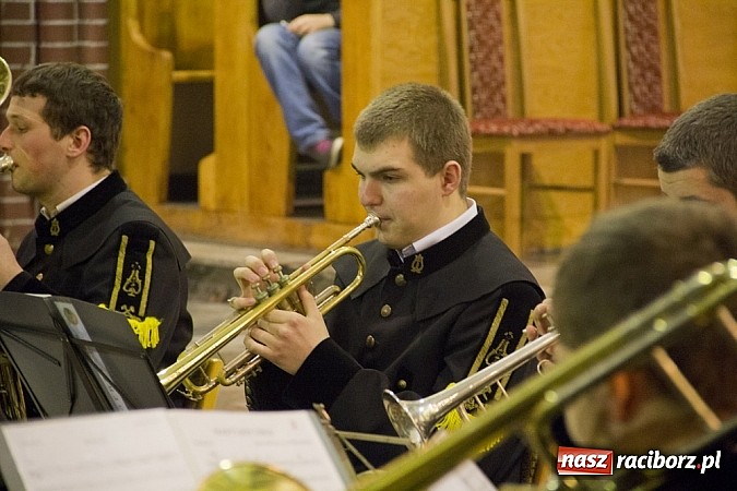 Zdjęcie w galerii na portalu naszraciborz.pl: W kościele na Starej Wsi kolędowali z górniczą orkiestrą dętą z Gliwic wiadomości z regionu