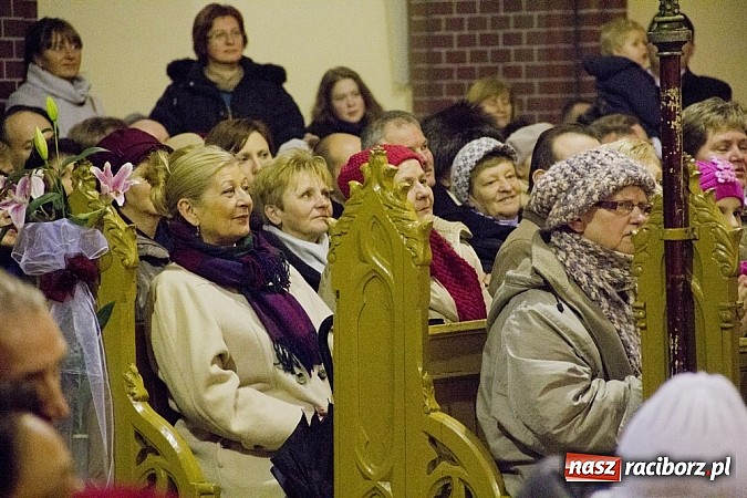 Zdjęcie w galerii na portalu naszraciborz.pl: W kościele na Starej Wsi kolędowali z górniczą orkiestrą dętą z Gliwic wiadomości z regionu