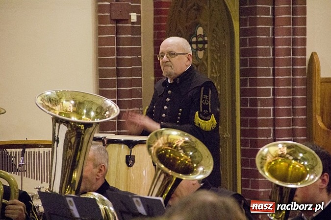 Zdjęcie w galerii na portalu naszraciborz.pl: W kościele na Starej Wsi kolędowali z górniczą orkiestrą dętą z Gliwic wiadomości z regionu