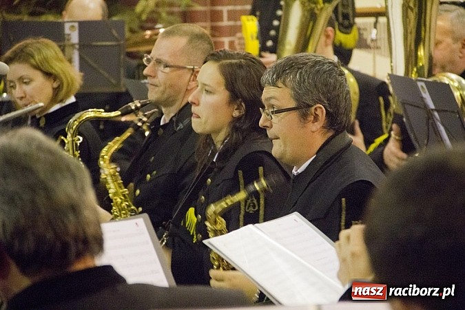 Zdjęcie w galerii na portalu naszraciborz.pl: W kościele na Starej Wsi kolędowali z górniczą orkiestrą dętą z Gliwic wiadomości z regionu
