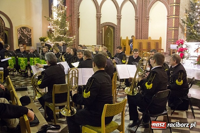 Zdjęcie w galerii na portalu naszraciborz.pl: W kościele na Starej Wsi kolędowali z górniczą orkiestrą dętą z Gliwic wiadomości z regionu