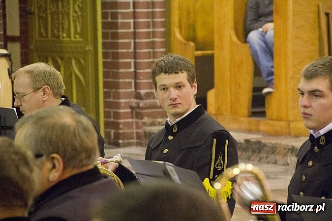 Zdjęcie w galerii na portalu naszraciborz.pl: W kościele na Starej Wsi kolędowali z górniczą orkiestrą dętą z Gliwic wiadomości z regionu