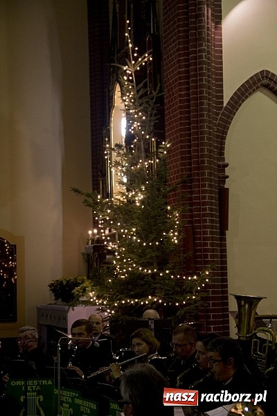 Zdjęcie w galerii na portalu naszraciborz.pl: W kościele na Starej Wsi kolędowali z górniczą orkiestrą dętą z Gliwic wiadomości z regionu