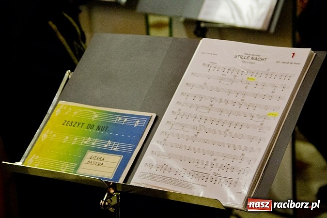Zdjęcie w galerii na portalu naszraciborz.pl: W kościele na Starej Wsi kolędowali z górniczą orkiestrą dętą z Gliwic wiadomości z regionu