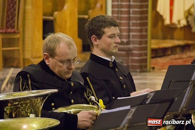 Zdjęcie w galerii na portalu naszraciborz.pl: W kościele na Starej Wsi kolędowali z górniczą orkiestrą dętą z Gliwic wiadomości z regionu