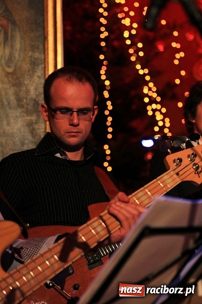 Zdjęcie w galerii na portalu naszraciborz.pl: Wspólne kolędowanie z Marzeną Korzonek i Roksaną Lewak w Pogrzebieniu wiadomości z regionu