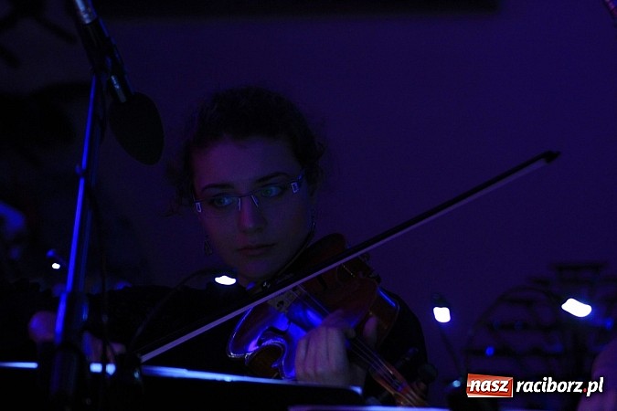 Zdjęcie w galerii na portalu naszraciborz.pl: Wspólne kolędowanie z Marzeną Korzonek i Roksaną Lewak w Pogrzebieniu wiadomości z regionu