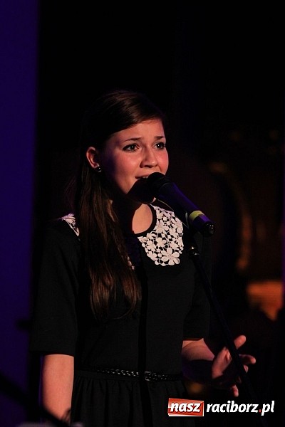 Zdjęcie w galerii na portalu naszraciborz.pl: Wspólne kolędowanie z Marzeną Korzonek i Roksaną Lewak w Pogrzebieniu wiadomości z regionu