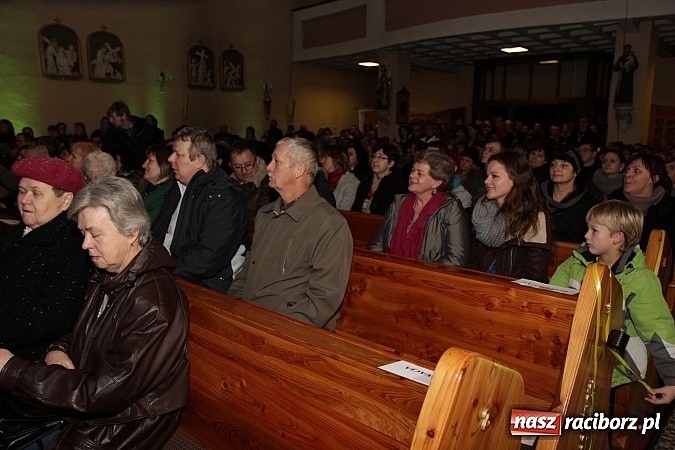 Zdjęcie w galerii na portalu naszraciborz.pl: Wspólne kolędowanie z Marzeną Korzonek i Roksaną Lewak w Pogrzebieniu wiadomości z regionu