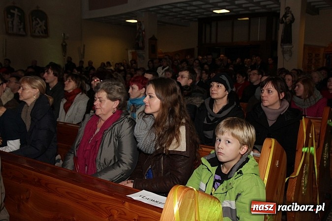 Zdjęcie w galerii na portalu naszraciborz.pl: Wspólne kolędowanie z Marzeną Korzonek i Roksaną Lewak w Pogrzebieniu wiadomości z regionu