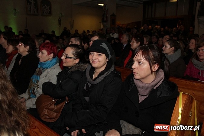 Zdjęcie w galerii na portalu naszraciborz.pl: Wspólne kolędowanie z Marzeną Korzonek i Roksaną Lewak w Pogrzebieniu wiadomości z regionu