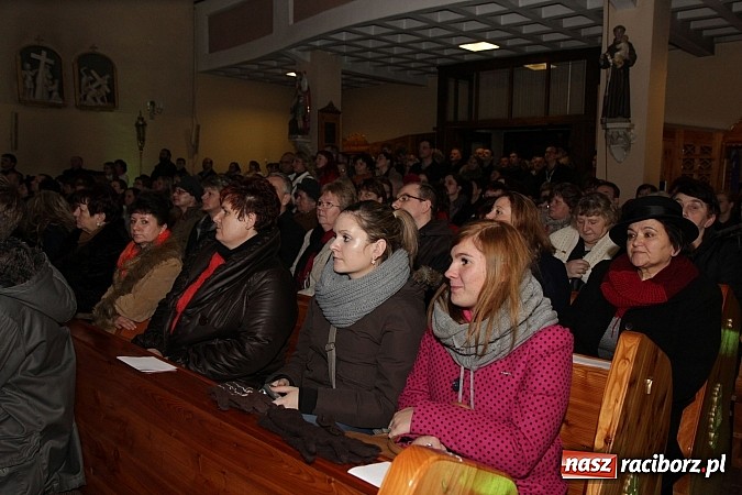 Zdjęcie w galerii na portalu naszraciborz.pl: Wspólne kolędowanie z Marzeną Korzonek i Roksaną Lewak w Pogrzebieniu wiadomości z regionu