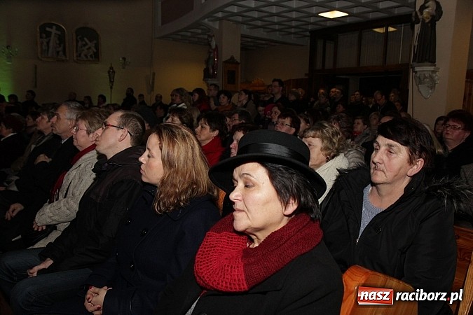 Zdjęcie w galerii na portalu naszraciborz.pl: Wspólne kolędowanie z Marzeną Korzonek i Roksaną Lewak w Pogrzebieniu wiadomości z regionu