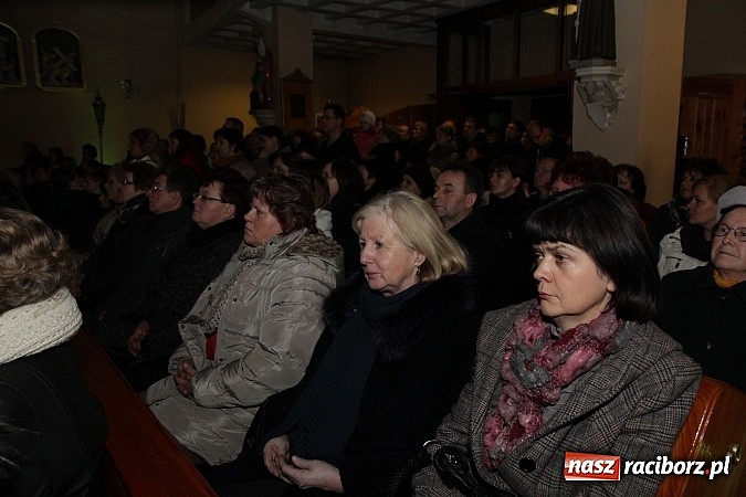 Zdjęcie w galerii na portalu naszraciborz.pl: Wspólne kolędowanie z Marzeną Korzonek i Roksaną Lewak w Pogrzebieniu wiadomości z regionu