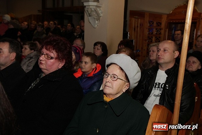 Zdjęcie w galerii na portalu naszraciborz.pl: Wspólne kolędowanie z Marzeną Korzonek i Roksaną Lewak w Pogrzebieniu wiadomości z regionu