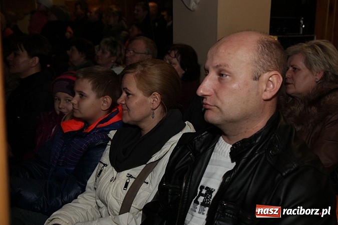 Zdjęcie w galerii na portalu naszraciborz.pl: Wspólne kolędowanie z Marzeną Korzonek i Roksaną Lewak w Pogrzebieniu wiadomości z regionu