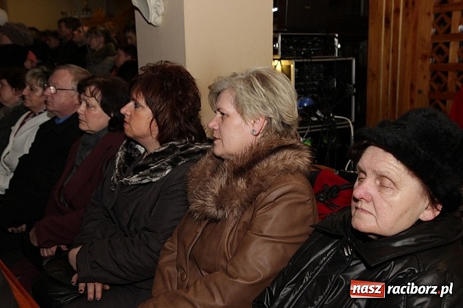 Zdjęcie w galerii na portalu naszraciborz.pl: Wspólne kolędowanie z Marzeną Korzonek i Roksaną Lewak w Pogrzebieniu wiadomości z regionu