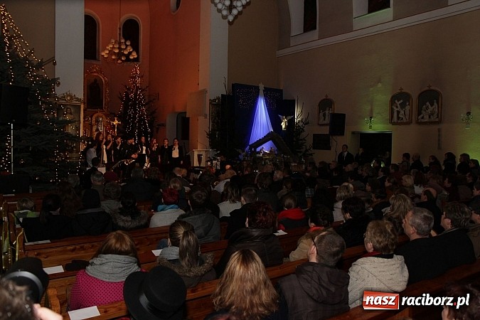 Zdjęcie w galerii na portalu naszraciborz.pl: Wspólne kolędowanie z Marzeną Korzonek i Roksaną Lewak w Pogrzebieniu wiadomości z regionu