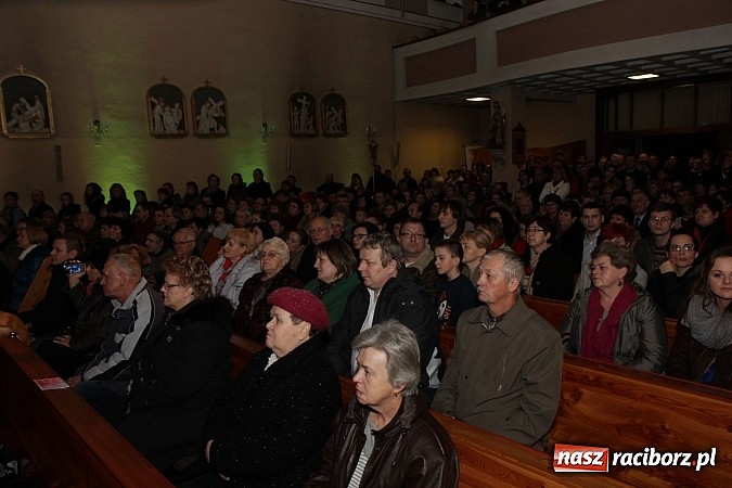 Zdjęcie w galerii na portalu naszraciborz.pl: Wspólne kolędowanie z Marzeną Korzonek i Roksaną Lewak w Pogrzebieniu wiadomości z regionu