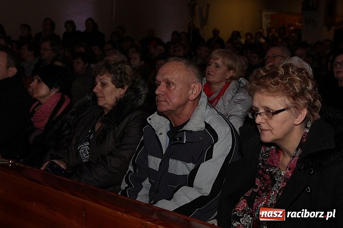 Zdjęcie w galerii na portalu naszraciborz.pl: Wspólne kolędowanie z Marzeną Korzonek i Roksaną Lewak w Pogrzebieniu wiadomości z regionu