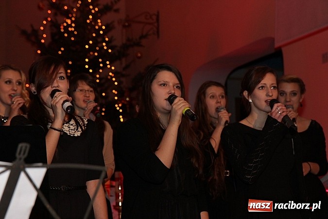 Zdjęcie w galerii na portalu naszraciborz.pl: Wspólne kolędowanie z Marzeną Korzonek i Roksaną Lewak w Pogrzebieniu wiadomości z regionu