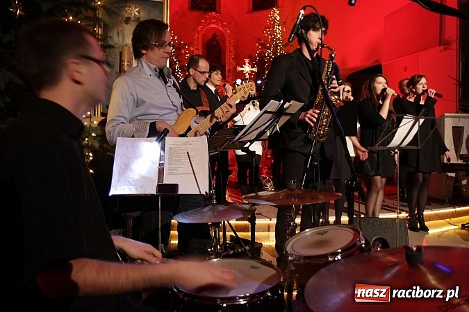 Zdjęcie w galerii na portalu naszraciborz.pl: Wspólne kolędowanie z Marzeną Korzonek i Roksaną Lewak w Pogrzebieniu wiadomości z regionu