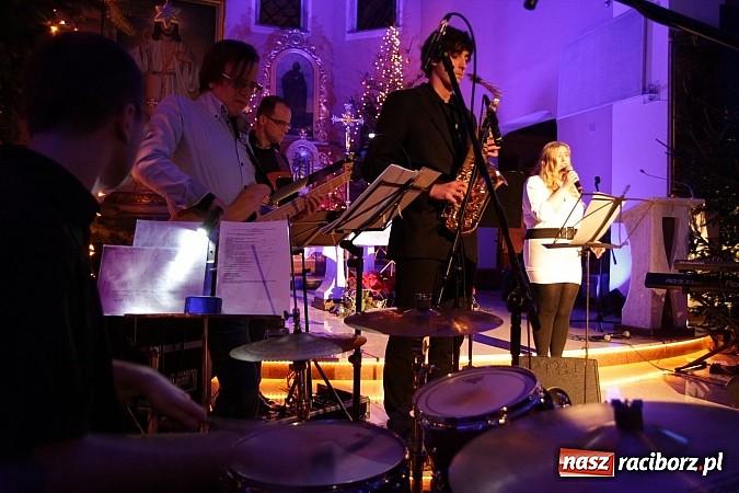 Zdjęcie w galerii na portalu naszraciborz.pl: Wspólne kolędowanie z Marzeną Korzonek i Roksaną Lewak w Pogrzebieniu wiadomości z regionu