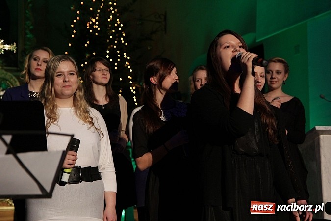 Zdjęcie w galerii na portalu naszraciborz.pl: Wspólne kolędowanie z Marzeną Korzonek i Roksaną Lewak w Pogrzebieniu wiadomości z regionu