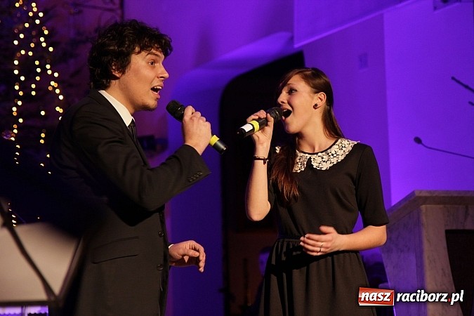 Zdjęcie w galerii na portalu naszraciborz.pl: Wspólne kolędowanie z Marzeną Korzonek i Roksaną Lewak w Pogrzebieniu wiadomości z regionu