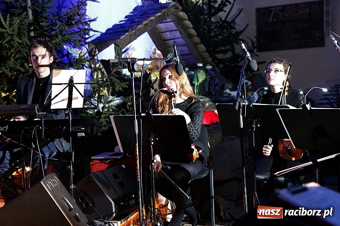 Zdjęcie w galerii na portalu naszraciborz.pl: Wspólne kolędowanie z Marzeną Korzonek i Roksaną Lewak w Pogrzebieniu wiadomości z regionu