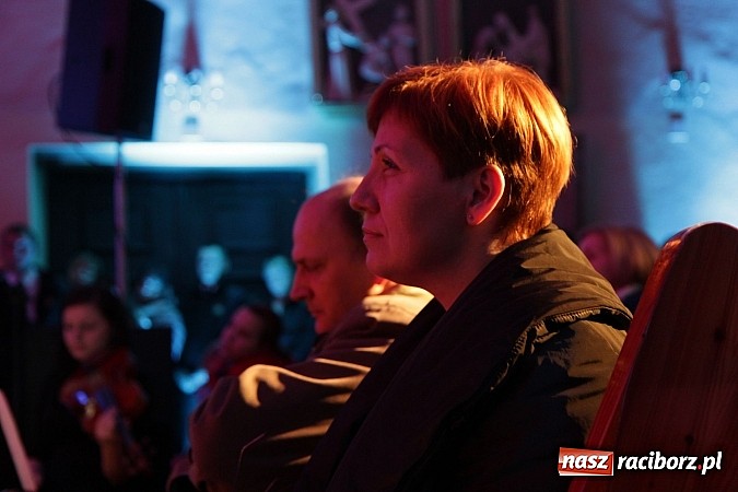 Zdjęcie w galerii na portalu naszraciborz.pl: Wspólne kolędowanie z Marzeną Korzonek i Roksaną Lewak w Pogrzebieniu wiadomości z regionu