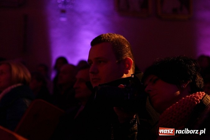 Zdjęcie w galerii na portalu naszraciborz.pl: Wspólne kolędowanie z Marzeną Korzonek i Roksaną Lewak w Pogrzebieniu wiadomości z regionu