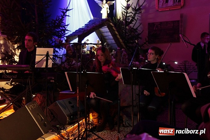 Zdjęcie w galerii na portalu naszraciborz.pl: Wspólne kolędowanie z Marzeną Korzonek i Roksaną Lewak w Pogrzebieniu wiadomości z regionu