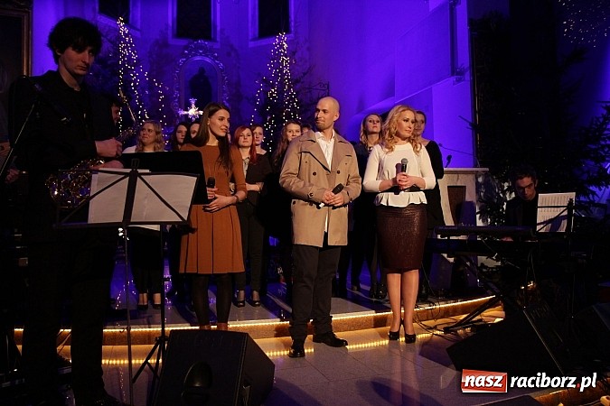 Zdjęcie w galerii na portalu naszraciborz.pl: Wspólne kolędowanie z Marzeną Korzonek i Roksaną Lewak w Pogrzebieniu wiadomości z regionu