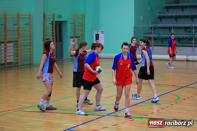 Zdjęcie w galerii na portalu naszraciborz.pl: Międzyszkolna rywalizacja w piłce ręcznej wiadomości z regionu