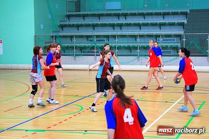 Zdjęcie w galerii na portalu naszraciborz.pl: Międzyszkolna rywalizacja w piłce ręcznej wiadomości z regionu