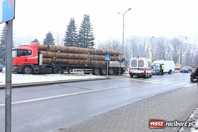Zdjęcie w galerii na portalu naszraciborz.pl: Samochód ciężarowy zablokował ruch na Placu Mostowym. Kierowca zasłabł za kierownicą? wiadomości z regionu