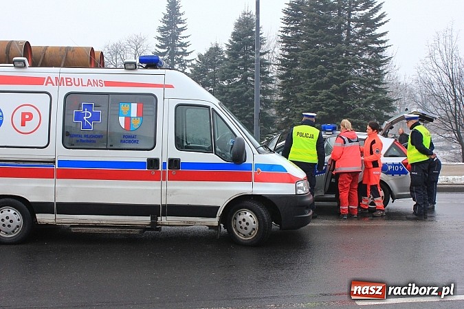 Zdjęcie w galerii na portalu naszraciborz.pl: Samochód ciężarowy zablokował ruch na Placu Mostowym. Kierowca zasłabł za kierownicą? wiadomości z regionu