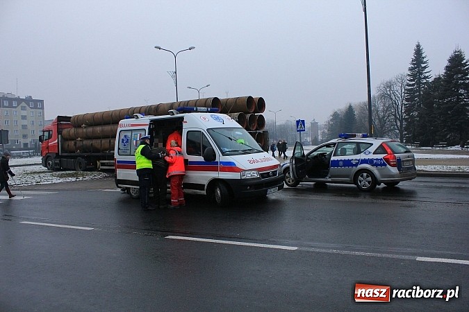 Zdjęcie w galerii na portalu naszraciborz.pl: Samochód ciężarowy zablokował ruch na Placu Mostowym. Kierowca zasłabł za kierownicą? wiadomości z regionu