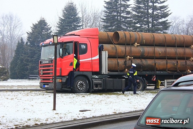 Zdjęcie w galerii na portalu naszraciborz.pl: Samochód ciężarowy zablokował ruch na Placu Mostowym. Kierowca zasłabł za kierownicą? wiadomości z regionu