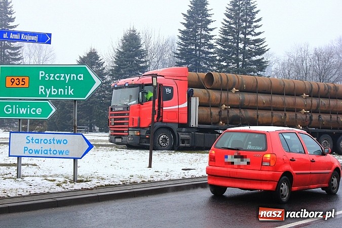 Zdjęcie w galerii na portalu naszraciborz.pl: Samochód ciężarowy zablokował ruch na Placu Mostowym. Kierowca zasłabł za kierownicą? wiadomości z regionu