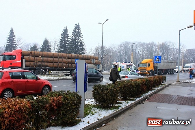 Zdjęcie w galerii na portalu naszraciborz.pl: Samochód ciężarowy zablokował ruch na Placu Mostowym. Kierowca zasłabł za kierownicą? wiadomości z regionu