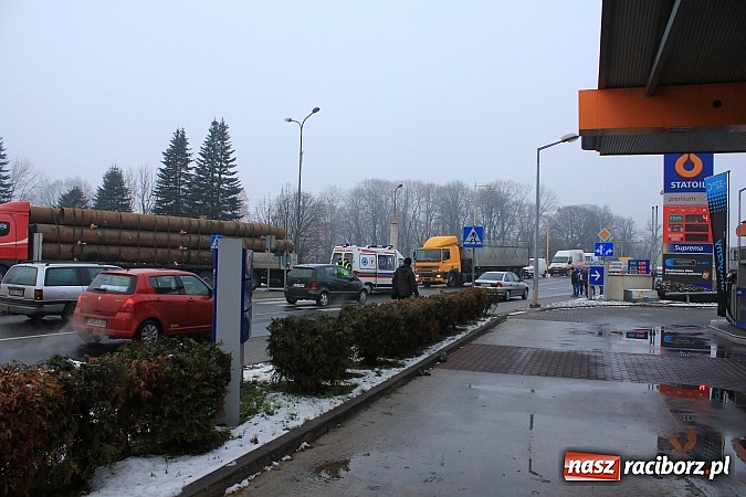Zdjęcie w galerii na portalu naszraciborz.pl: Samochód ciężarowy zablokował ruch na Placu Mostowym. Kierowca zasłabł za kierownicą? wiadomości z regionu