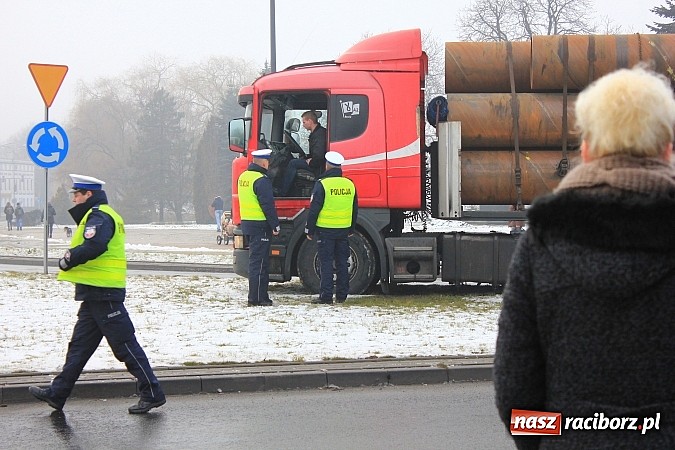 Zdjęcie w galerii na portalu naszraciborz.pl: Samochód ciężarowy zablokował ruch na Placu Mostowym. Kierowca zasłabł za kierownicą? wiadomości z regionu