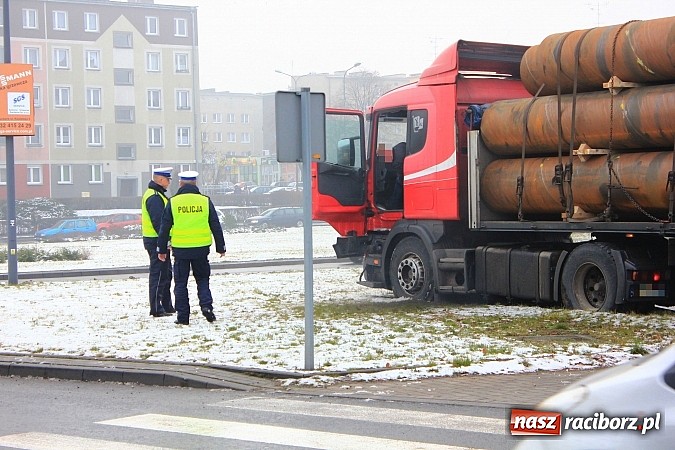 Zdjęcie w galerii na portalu naszraciborz.pl: Samochód ciężarowy zablokował ruch na Placu Mostowym. Kierowca zasłabł za kierownicą? wiadomości z regionu