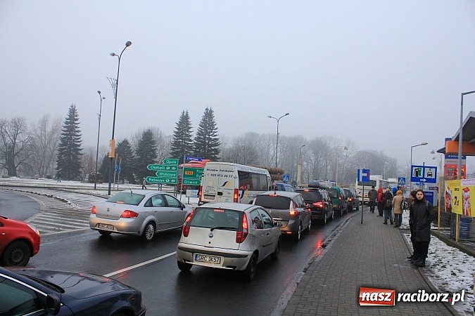 Zdjęcie w galerii na portalu naszraciborz.pl: Samochód ciężarowy zablokował ruch na Placu Mostowym. Kierowca zasłabł za kierownicą? wiadomości z regionu