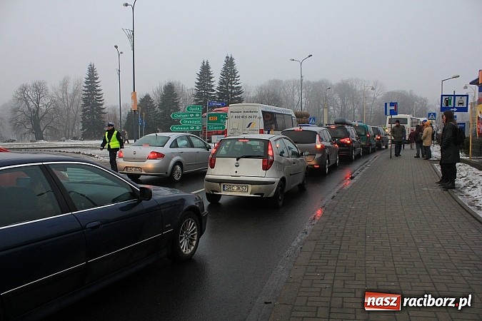Zdjęcie w galerii na portalu naszraciborz.pl: Samochód ciężarowy zablokował ruch na Placu Mostowym. Kierowca zasłabł za kierownicą? wiadomości z regionu