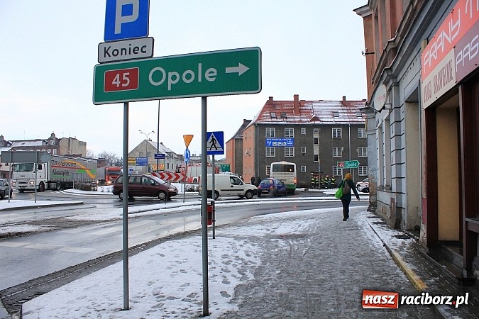Zdjęcie w galerii na portalu naszraciborz.pl: Wypadek na rondzie Solidarności wiadomości z regionu
